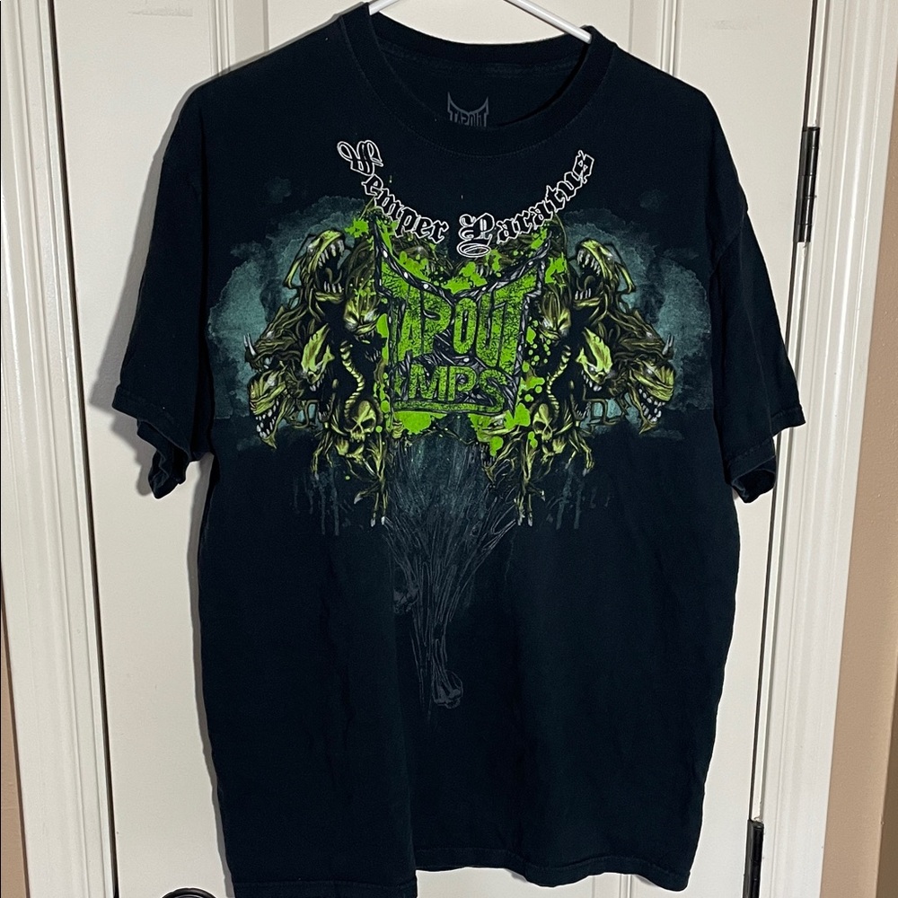 Tapout Men's Black and Green Graphic Tee